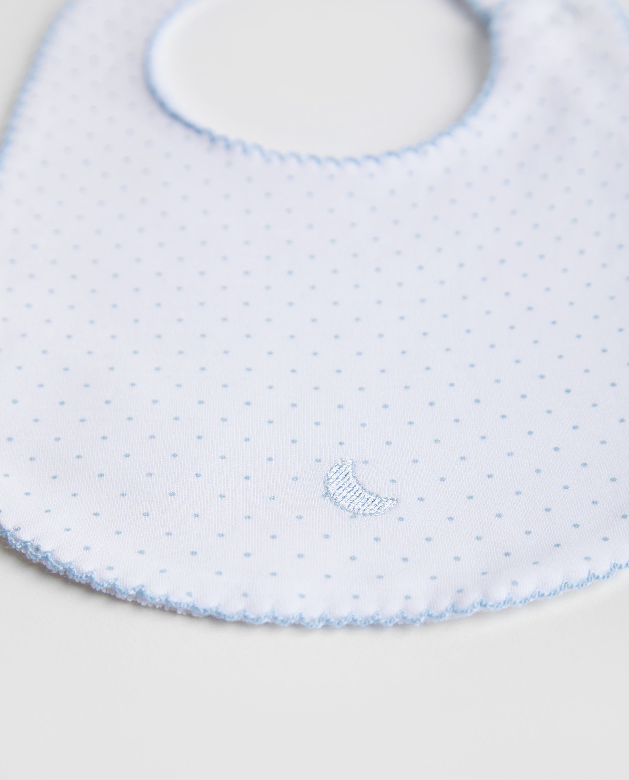 Bavoir à pois bleus