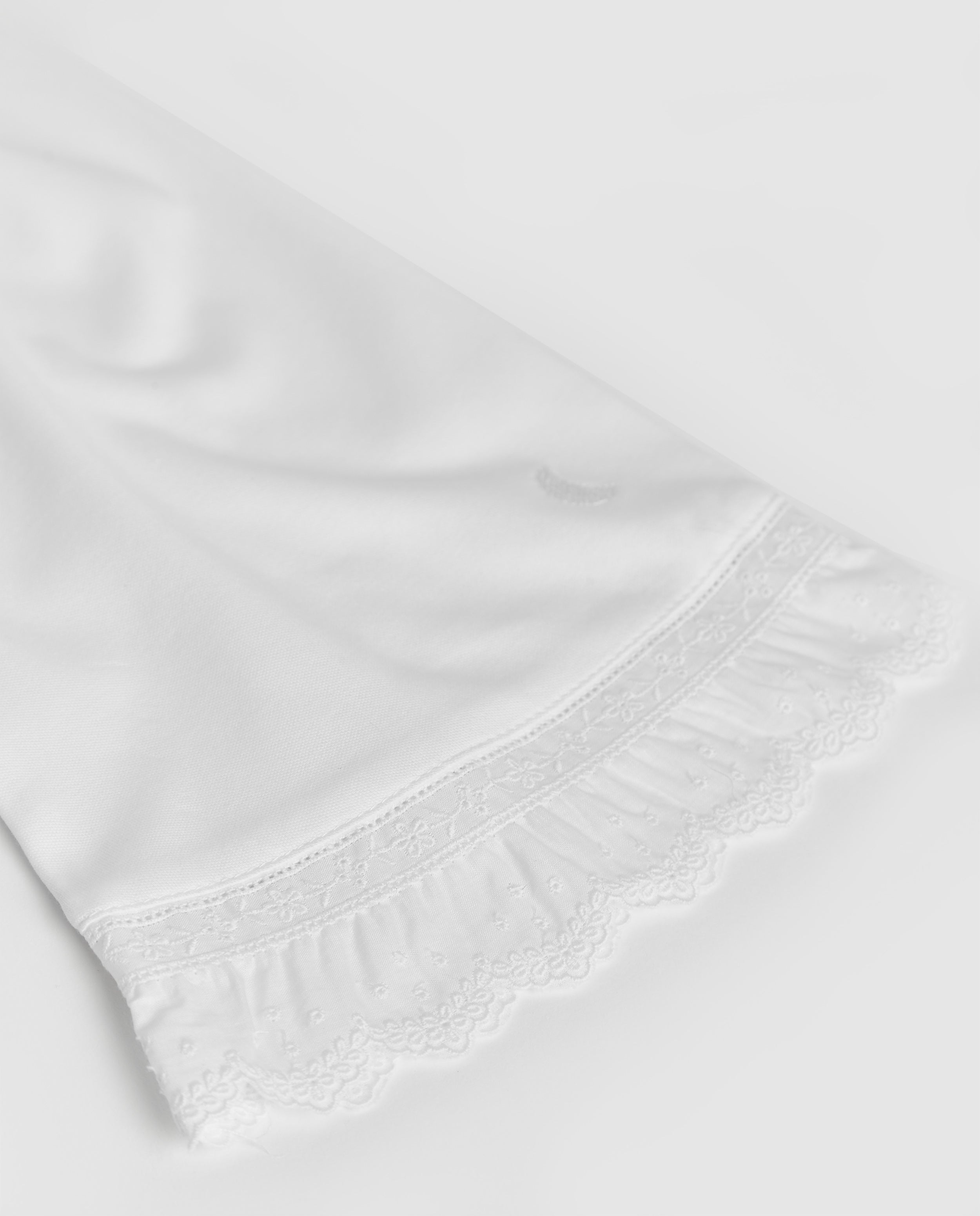 Bata Mujer Tira Bordada Blanca