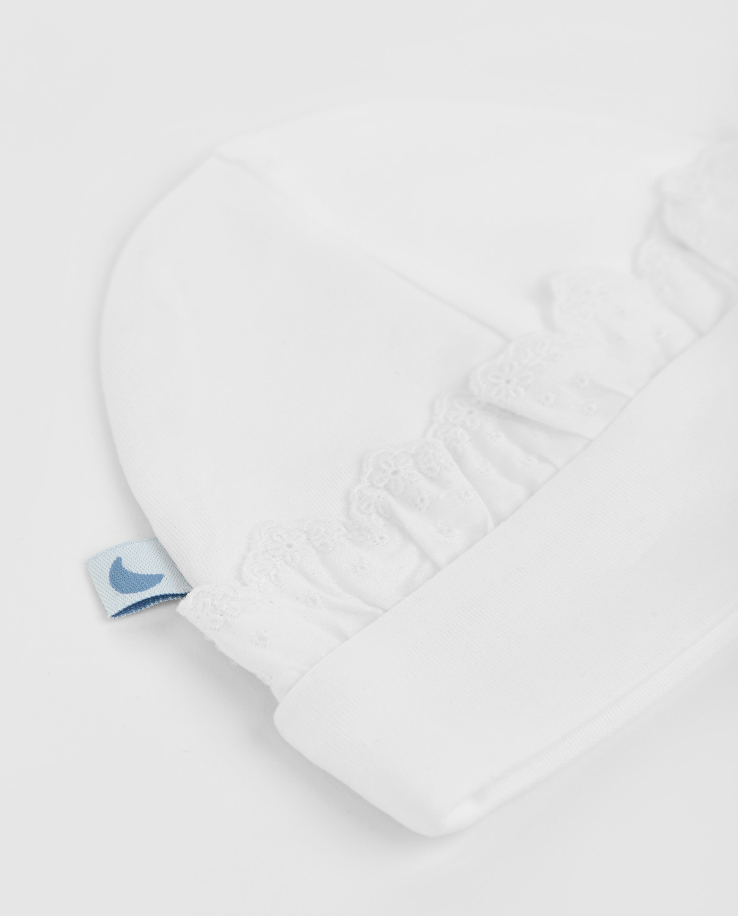 Bonnet bébé à rayures blanches brodées