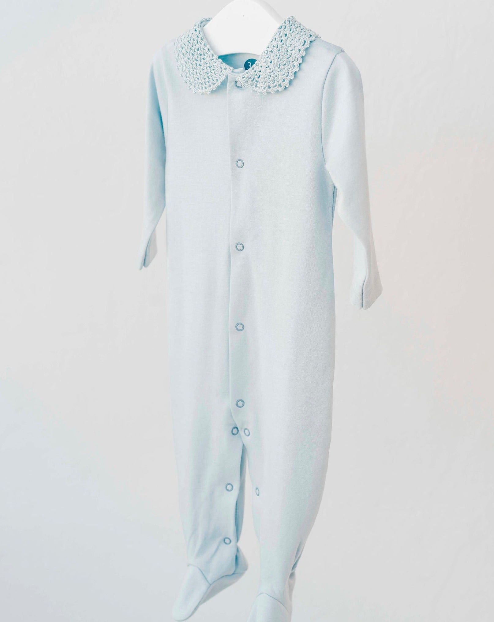 Pyjama bébé bleu au crochet