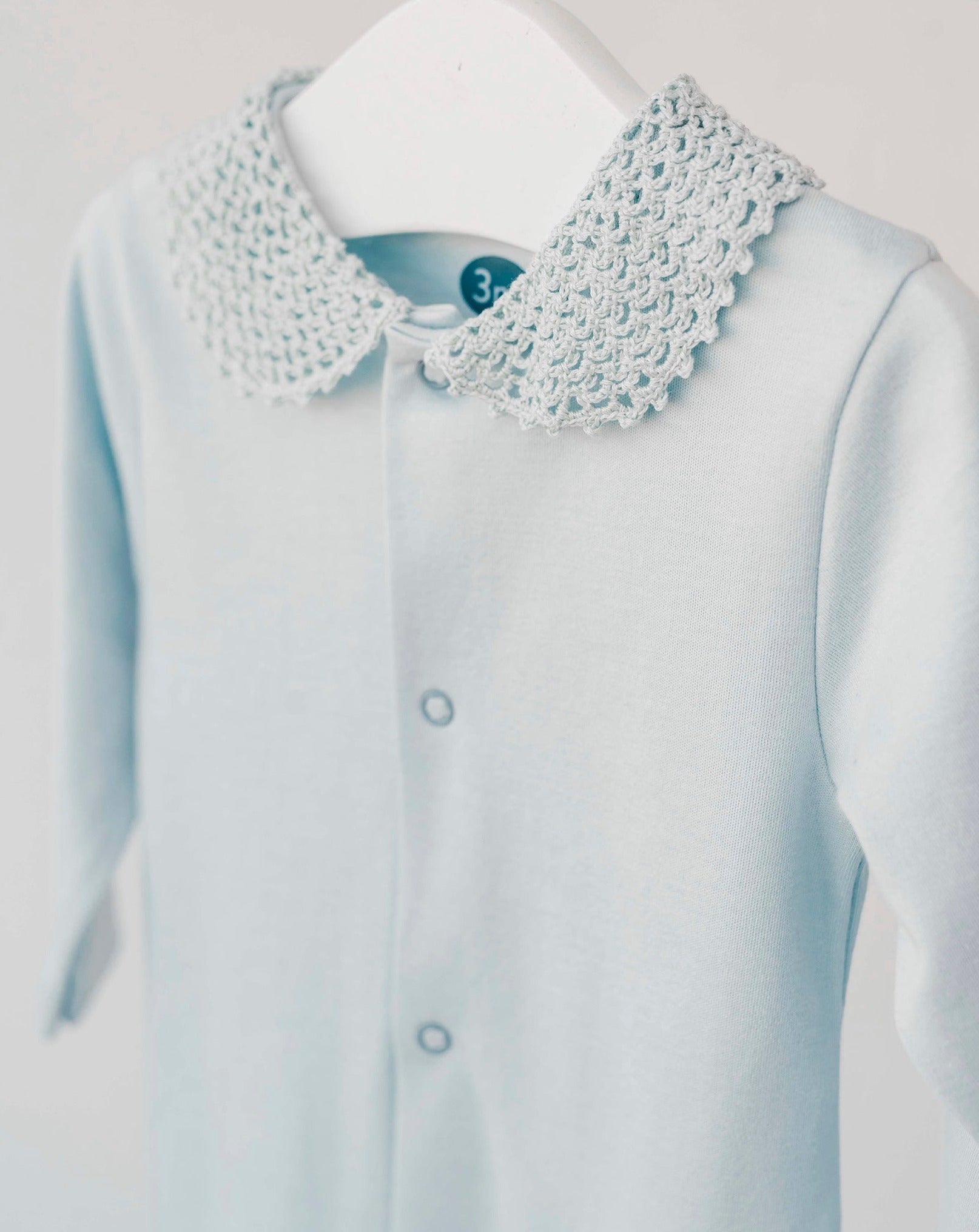 Pyjama bébé bleu au crochet