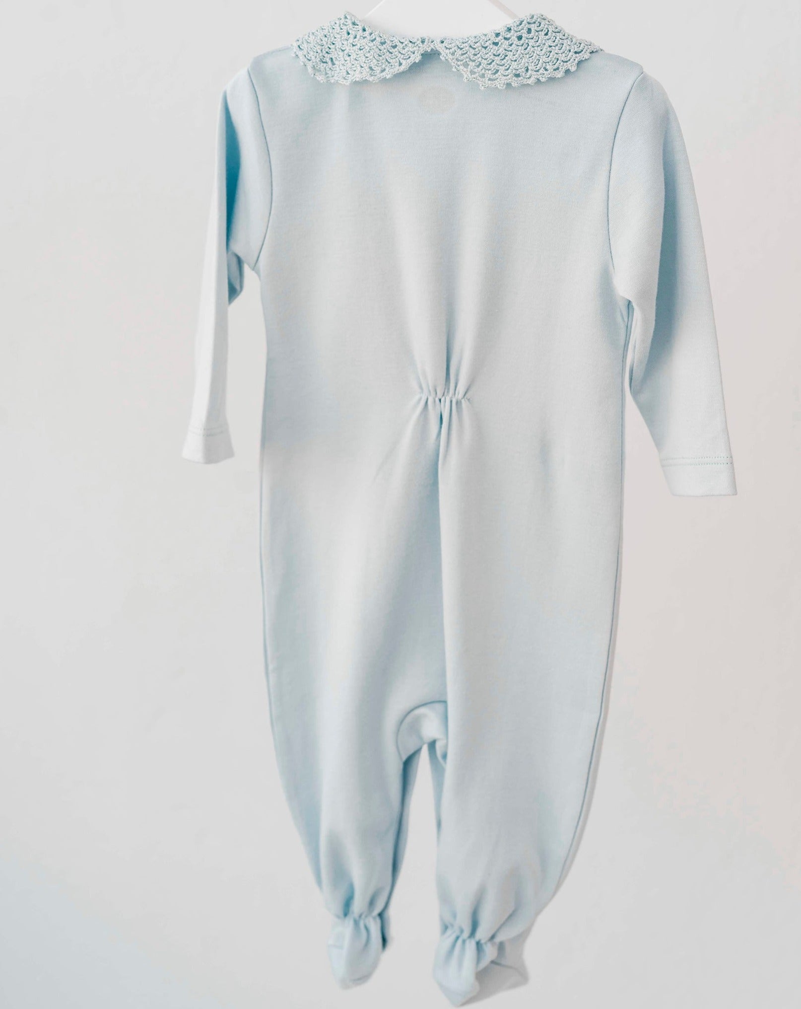 Pyjama bébé bleu au crochet