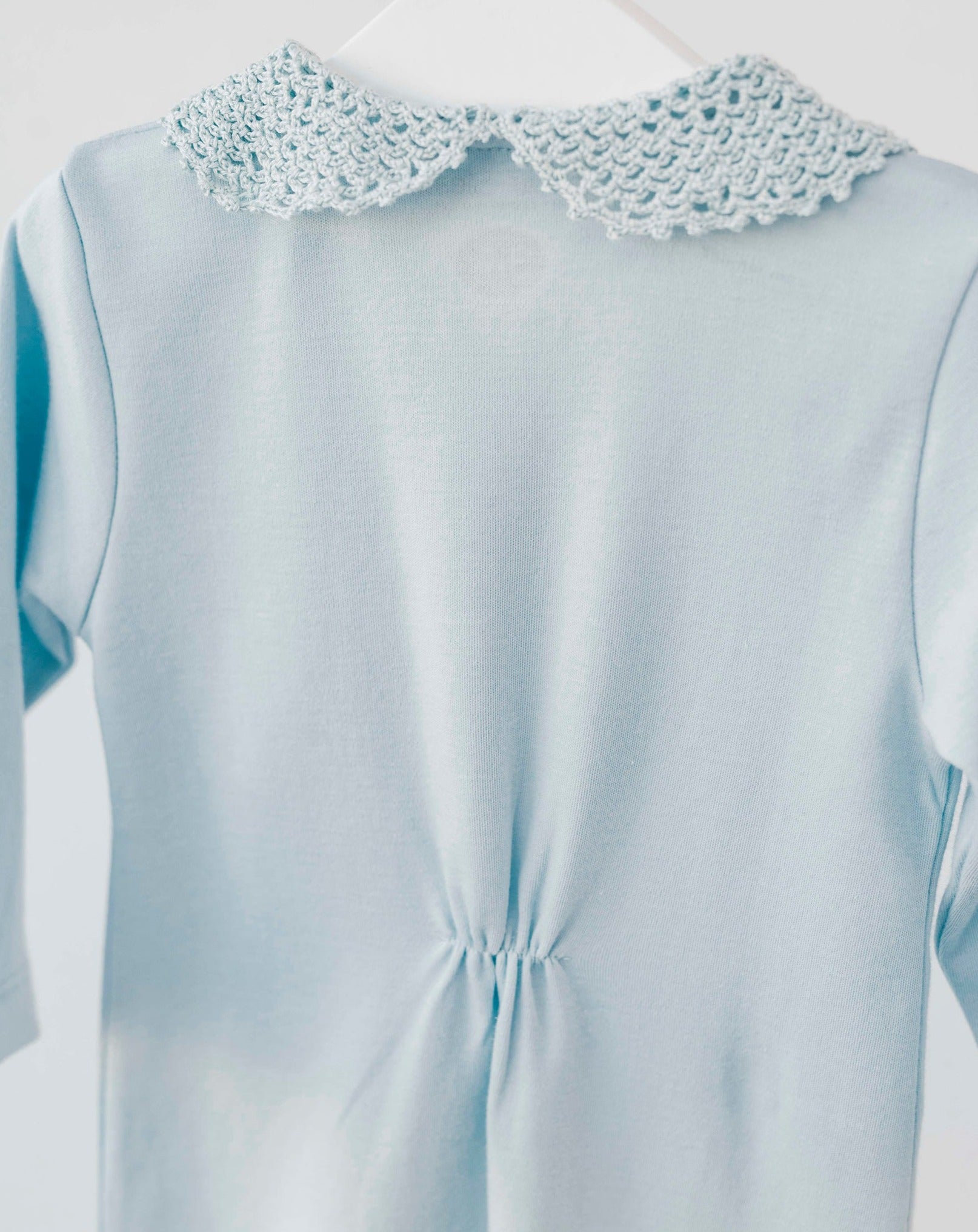 Pyjama bébé bleu au crochet