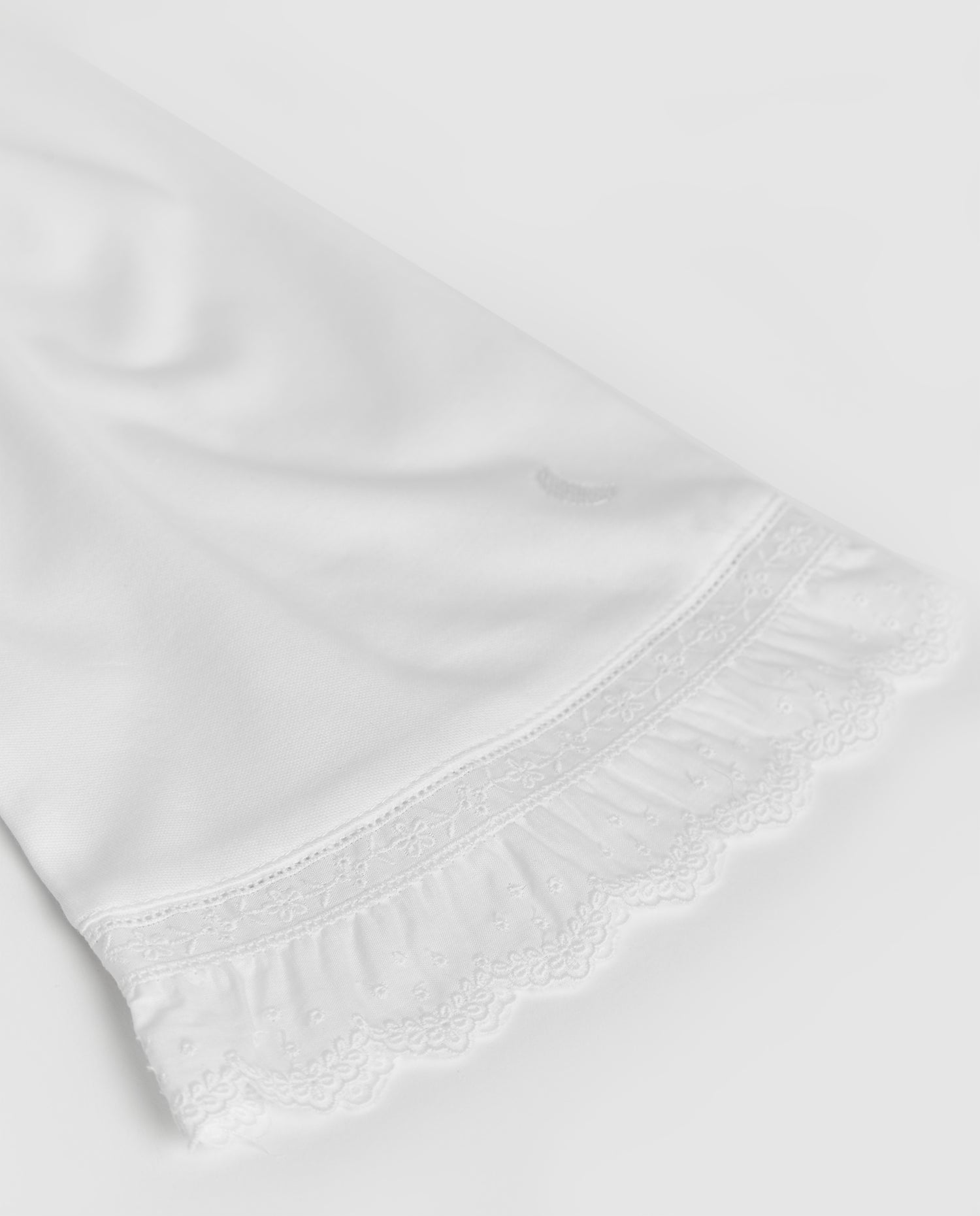 Bata Mujer Tira Bordada Blanca