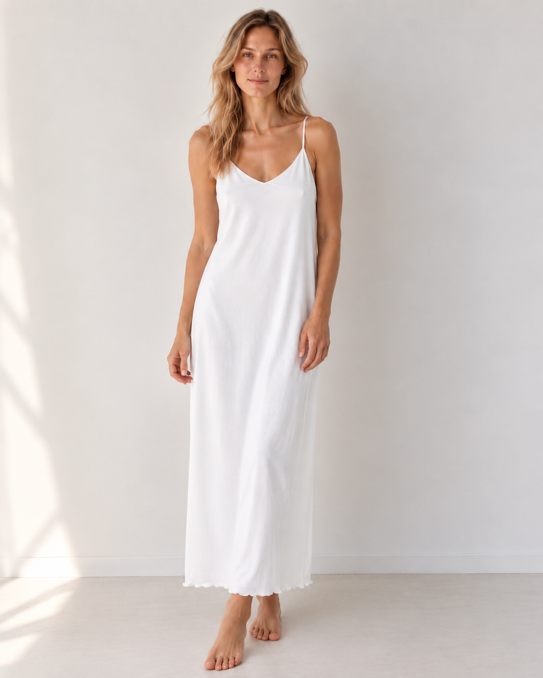 Chemise de nuit longue blanche à bretelles pour femme
