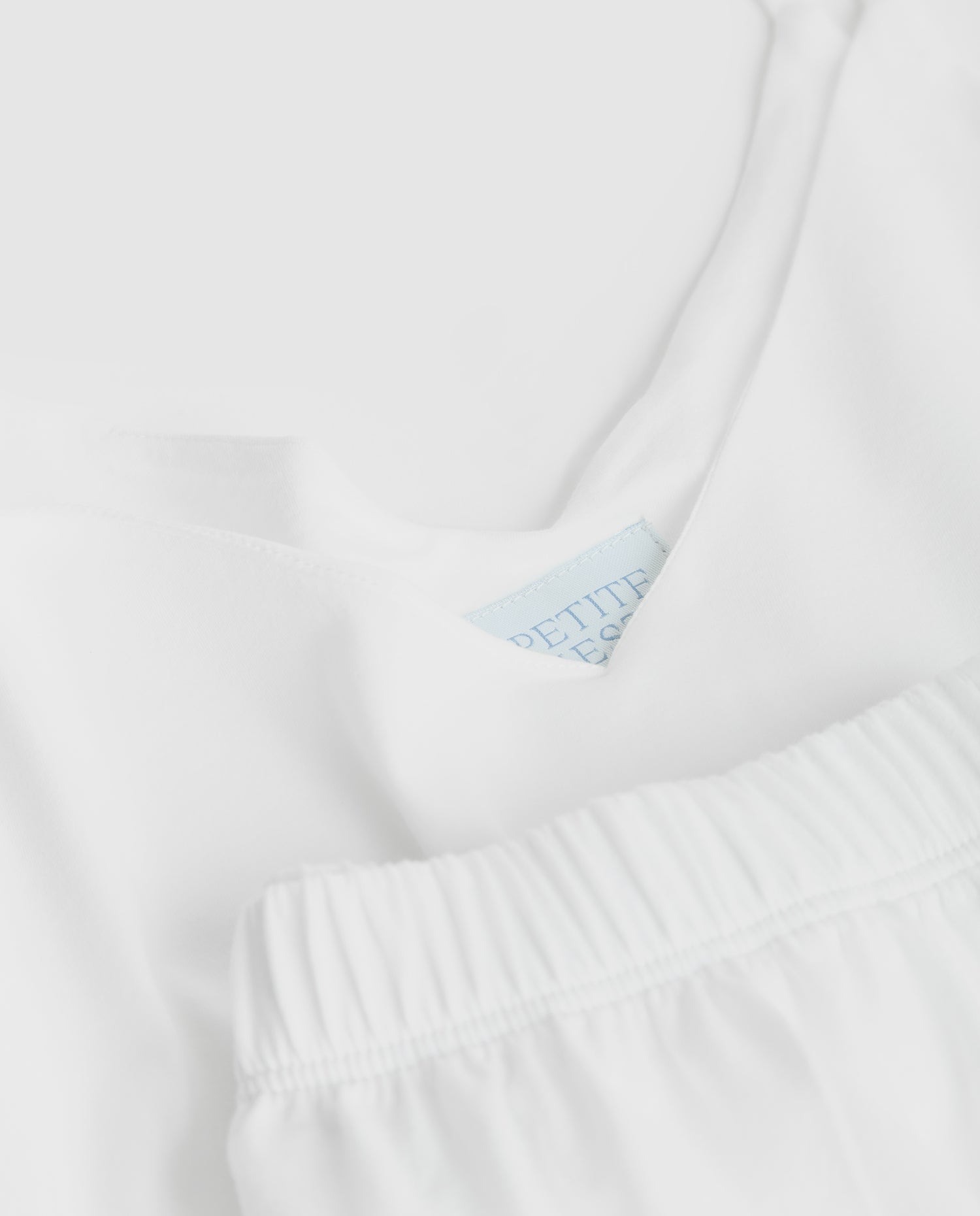 Pyjama court blanc à bretelles pour femme