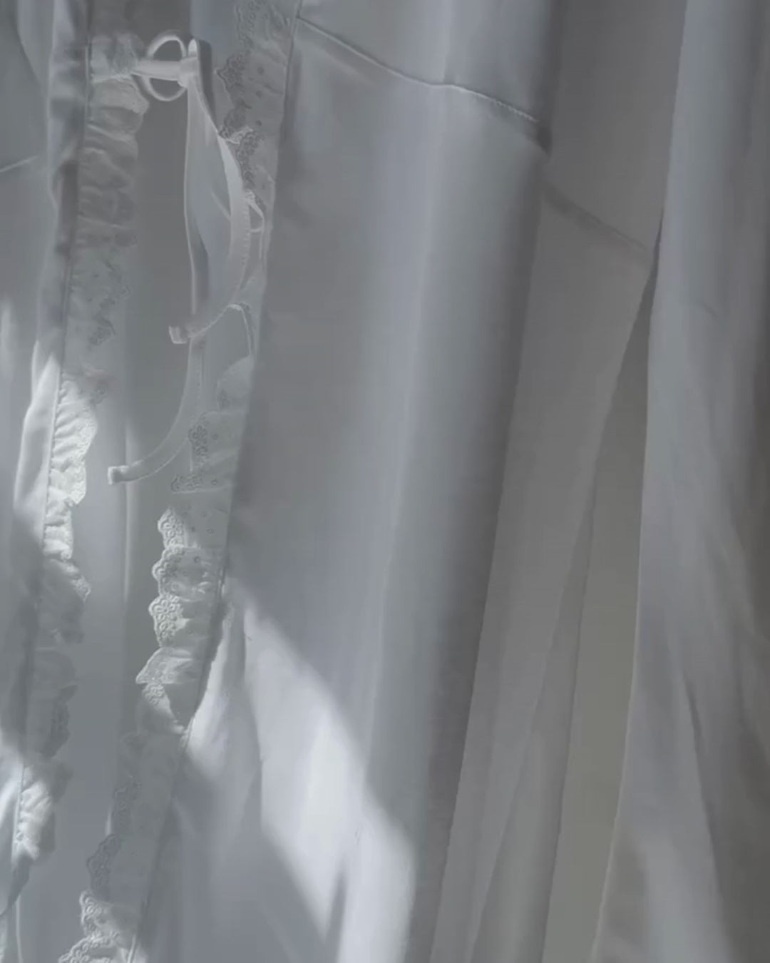 Robe pour femme avec bande brodée blanche