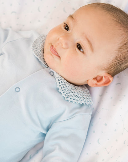 Pyjama bébé bleu au crochet
