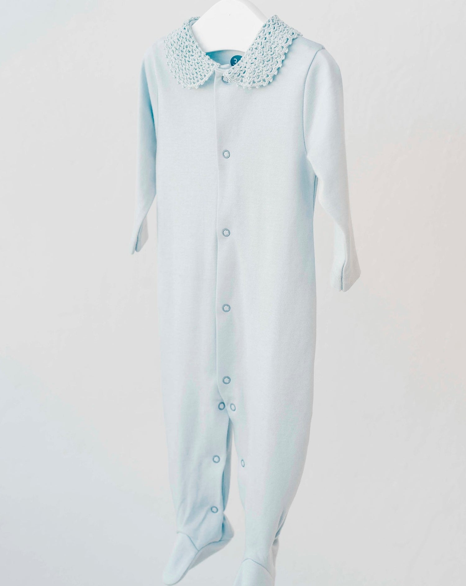 Pyjama bébé bleu au crochet