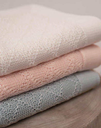 Couverture en coton perlé rose 