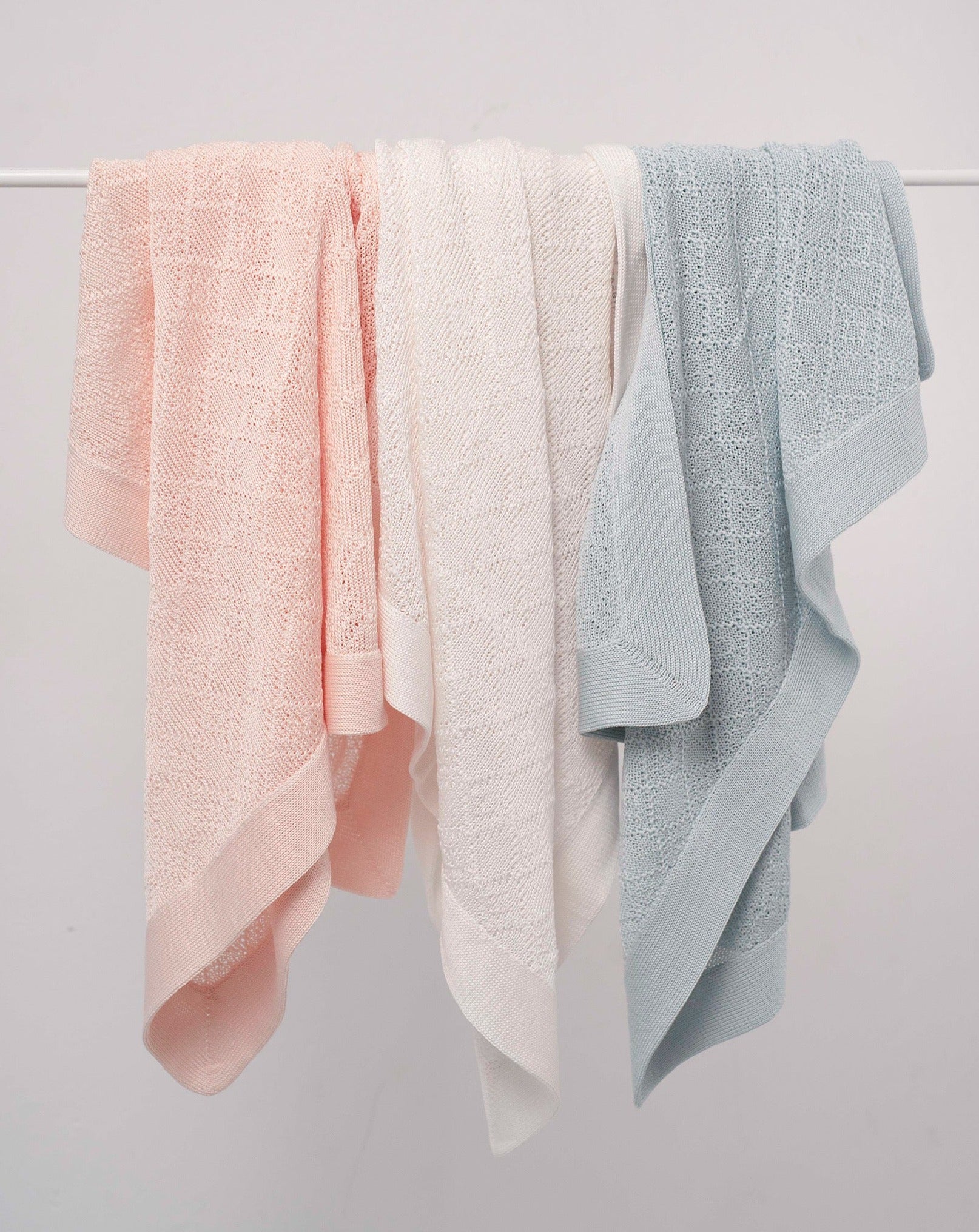 Couverture en coton perlé rose 
